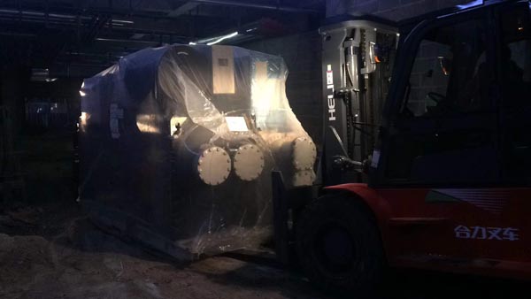 多臺(tái)叉車搬運(yùn)重型機(jī)械設(shè)備